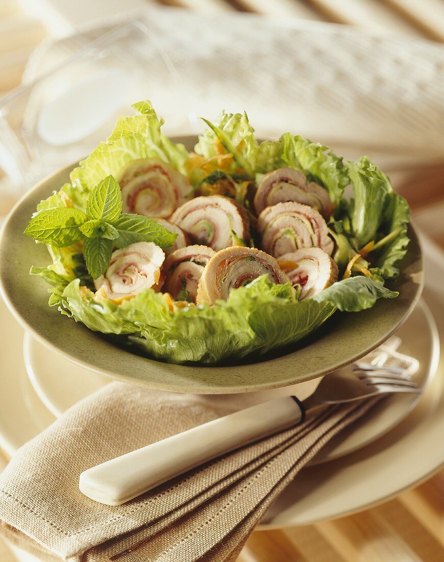 Kalbfleischröllchen mit Schinken auf Salatblättern