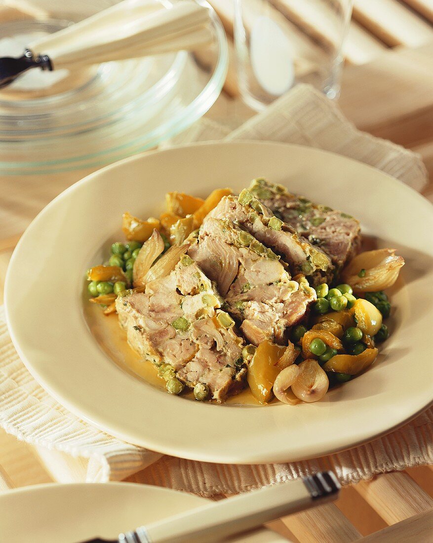 Fleischterrine mit Erbsen und Zwiebeln