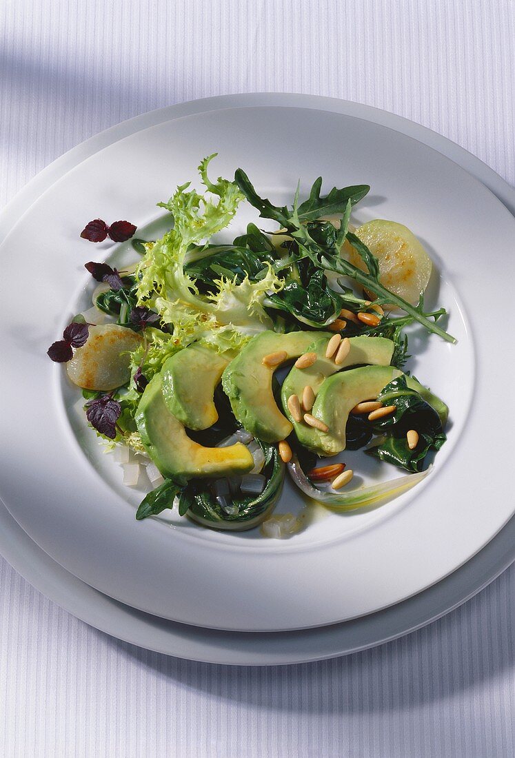 Blattsalat mit Mangold, Avocados und Pinienkernen