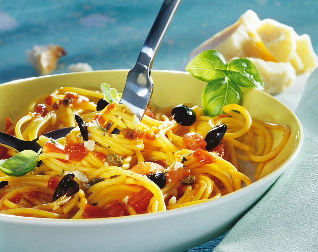 Spaghetti alla puttanesca(Nudeln mit Tomaten, Oliven, Kapern)
