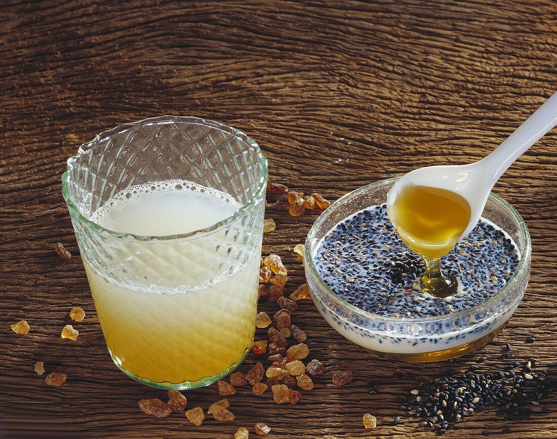 Rettichsaft, Kandiszucker und Leinsamen in Milch mit Honig