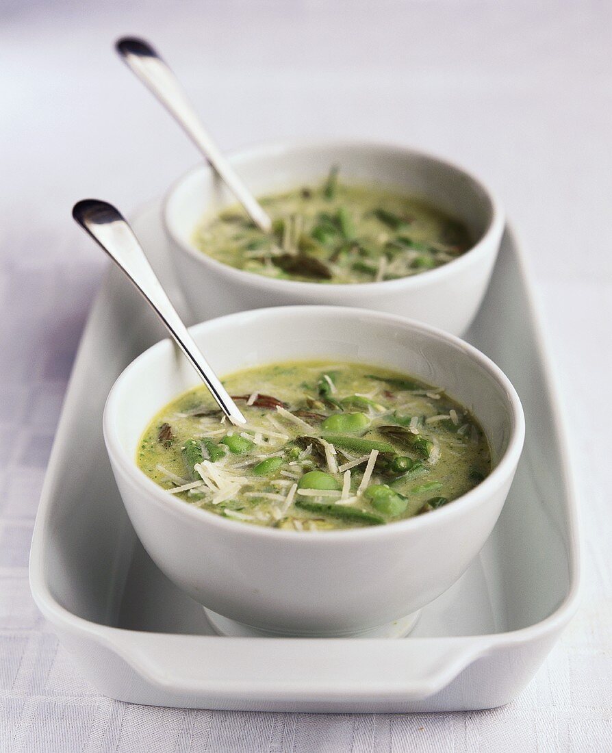 Sommer-Minestrone mit grünen Bohnen und Spargel