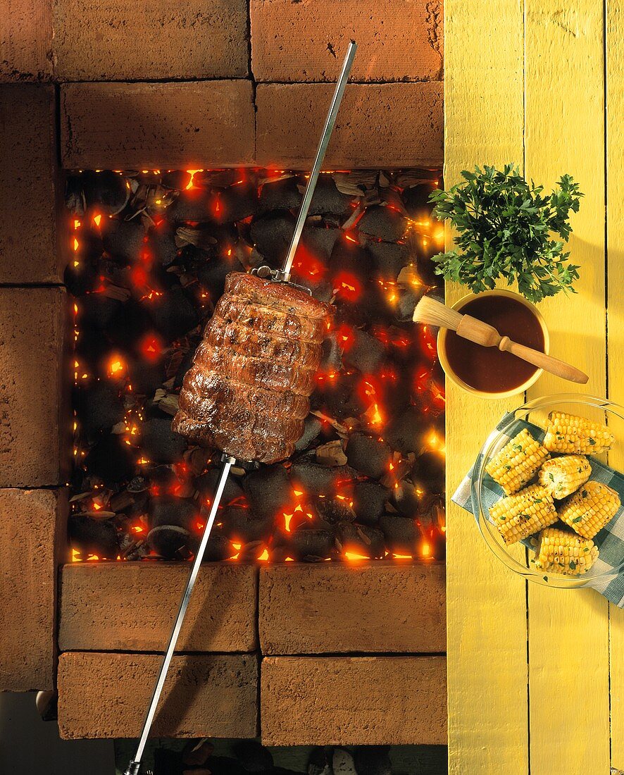 Rindfleisch auf Spiess über glühender Holzkohle