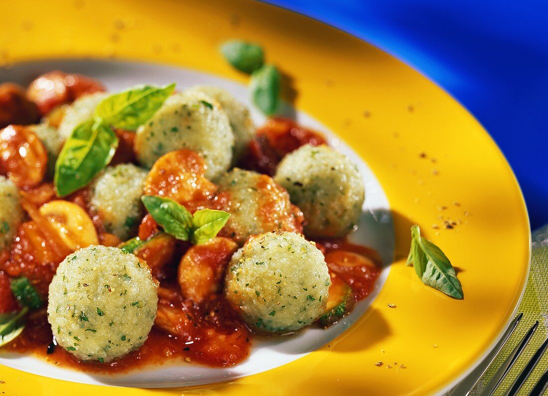 Basilikumknödel mit Champignons und Tomaten-Zucchini-Sauce