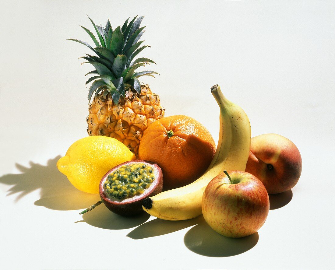Exotische Früchte, Apfel und Pfirsich auf weißem Untergrund