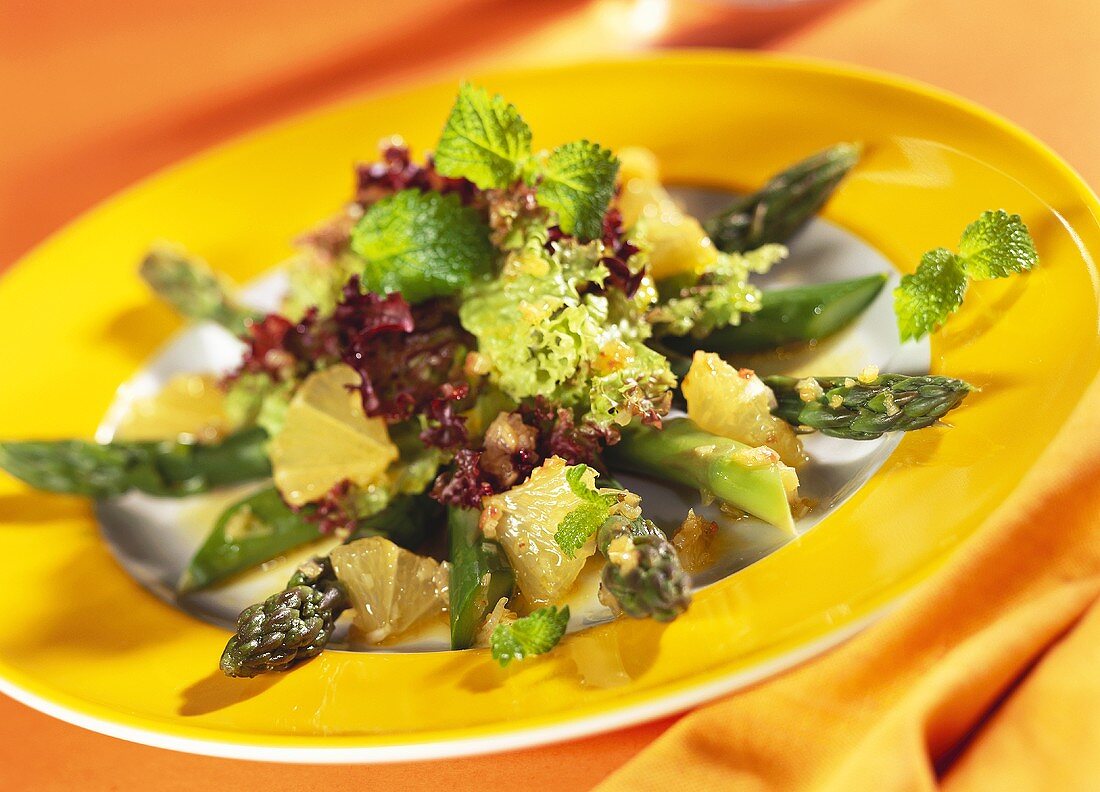 Spargelsalat mit Zuckerschoten und Zitronen