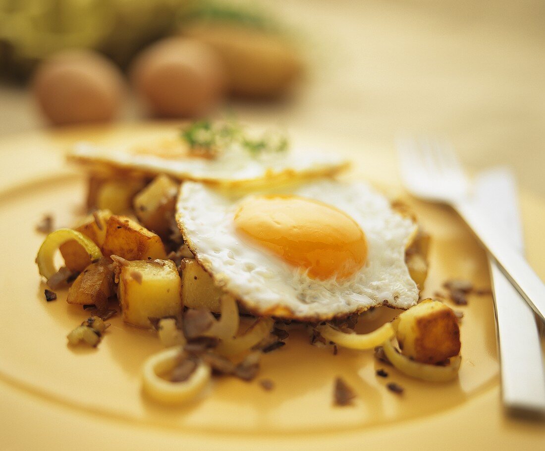 Minced roast beef with fried eggs and potatoes