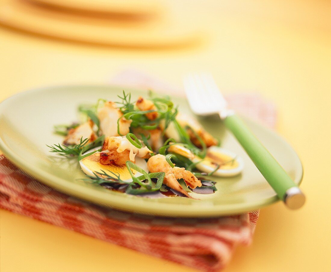 Garnelensalat mit Eiern, Frühlingszwiebeln und Dill