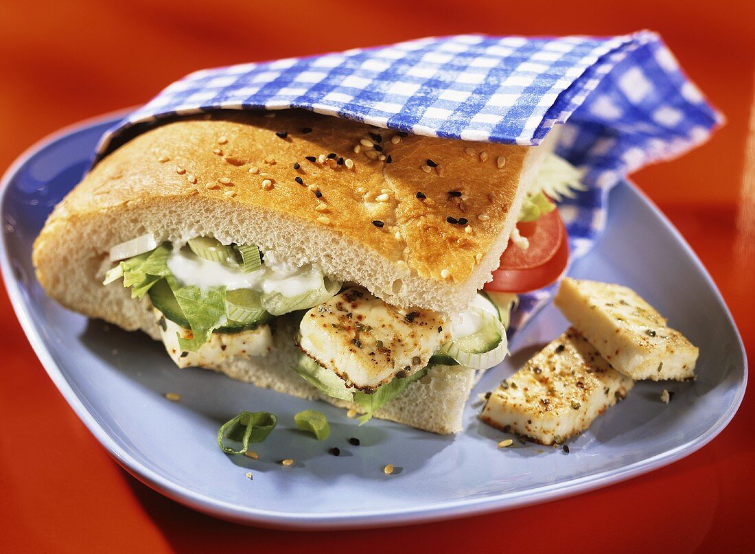 Gefülltes Fladenbrot mit gegrilltem Schafskäse auf Teller