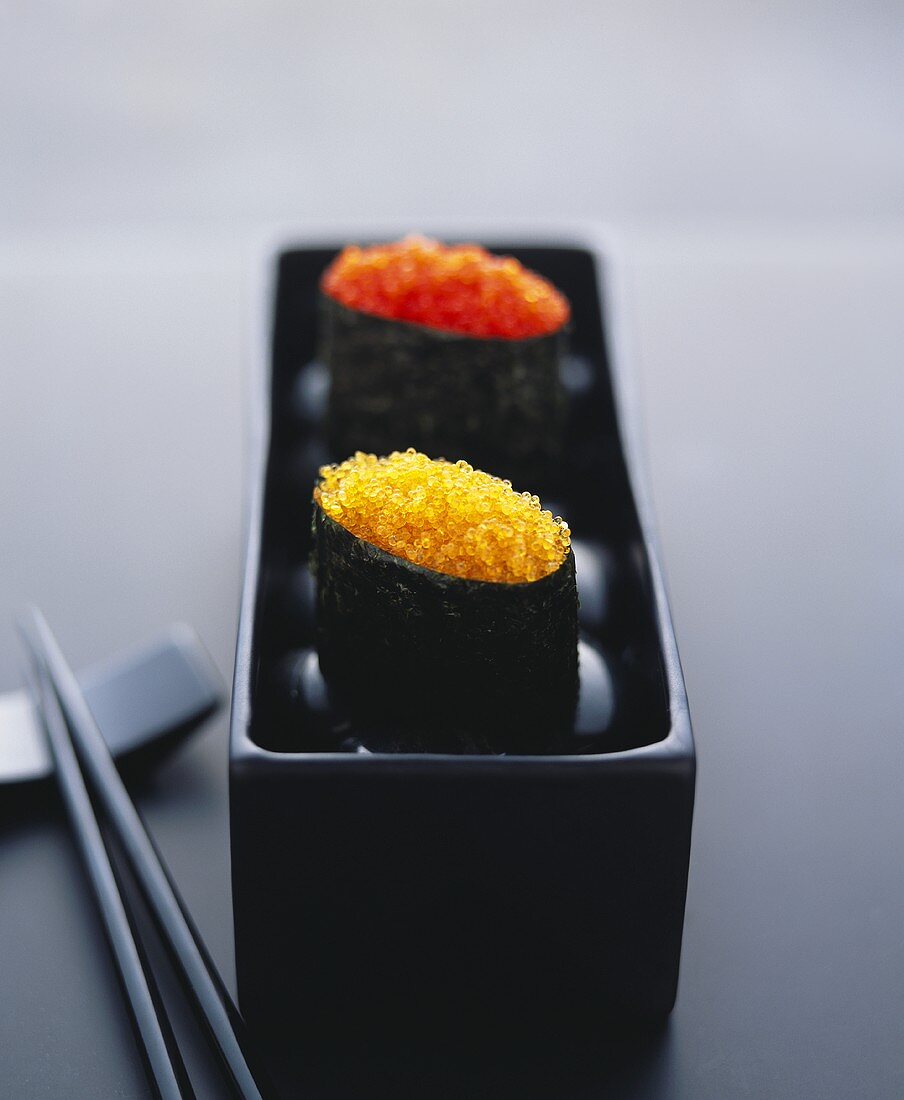 Gunkan Maki mit zwei Sorten Kaviar in schwarzer Schale