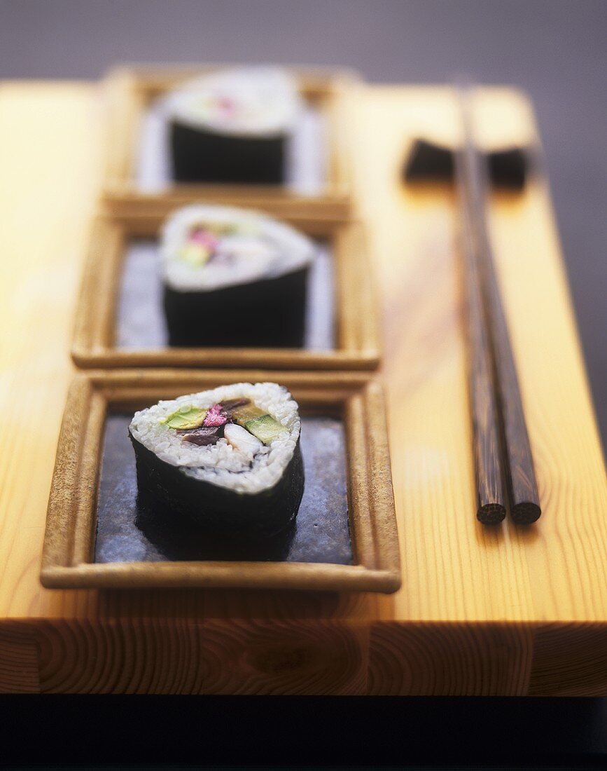 Futo maki in kleinen Schälchen auf Holzbrett