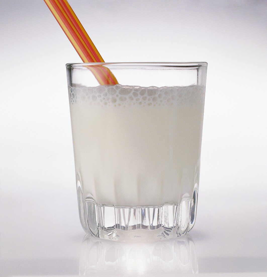 Ein Glas Milch mit Strohhalm