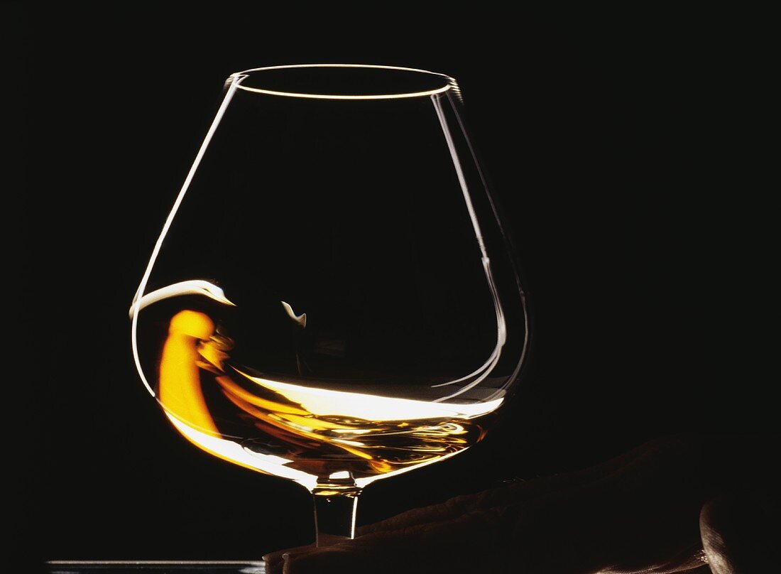 Cognac im Glas schwenken