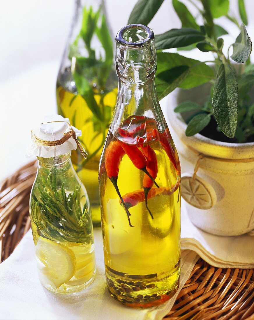 Chiliöl, Zitronen-Rosmarin-Öl und Kräuteröl
