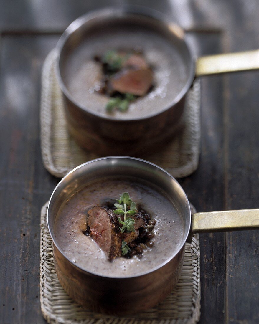 Linsensuppe mit gebratener Kaninchenleber in Kupfertöpfen