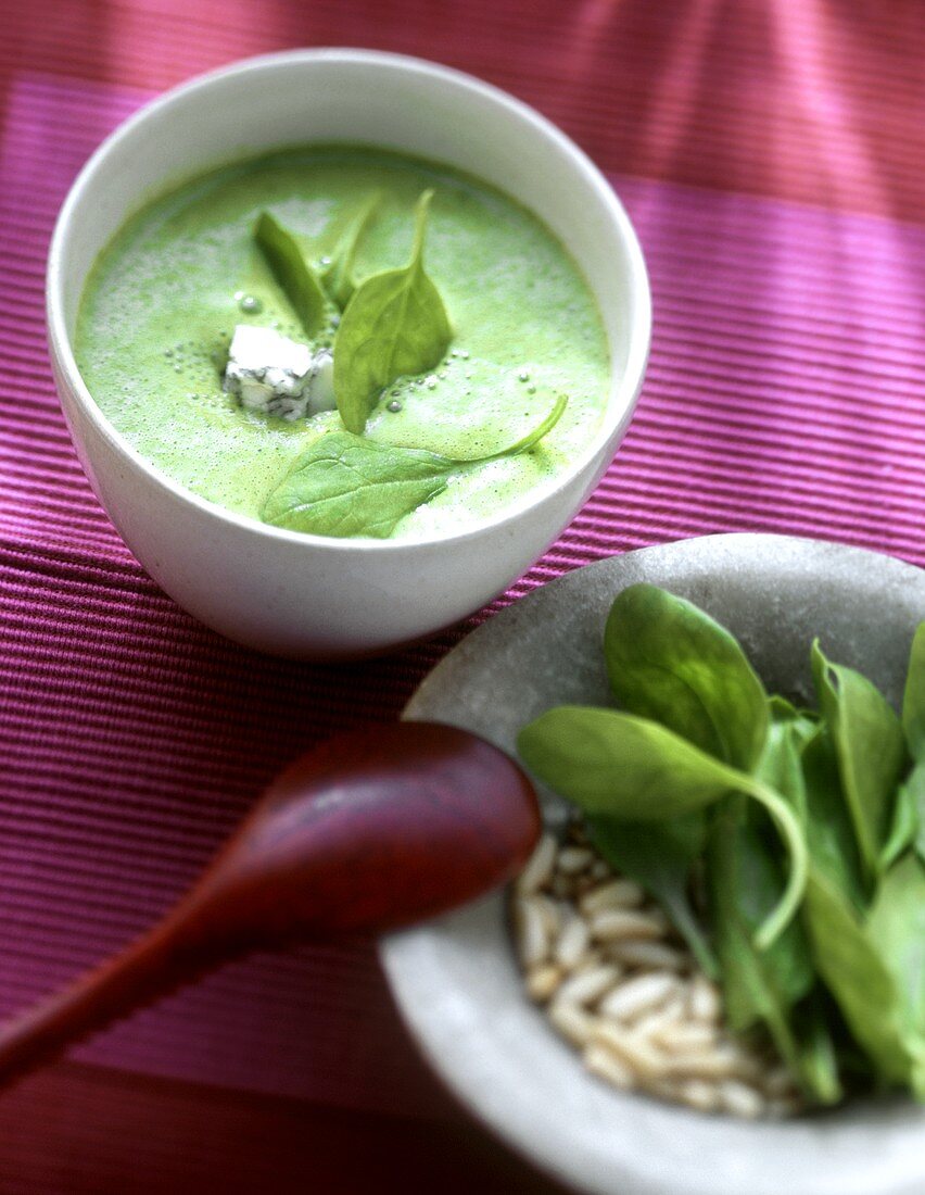 Spinach soup with gorgonzola and pine nuts