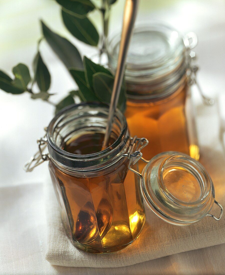 Tomaten-Consomme in Einmachgläsern; Lorbeerblätter