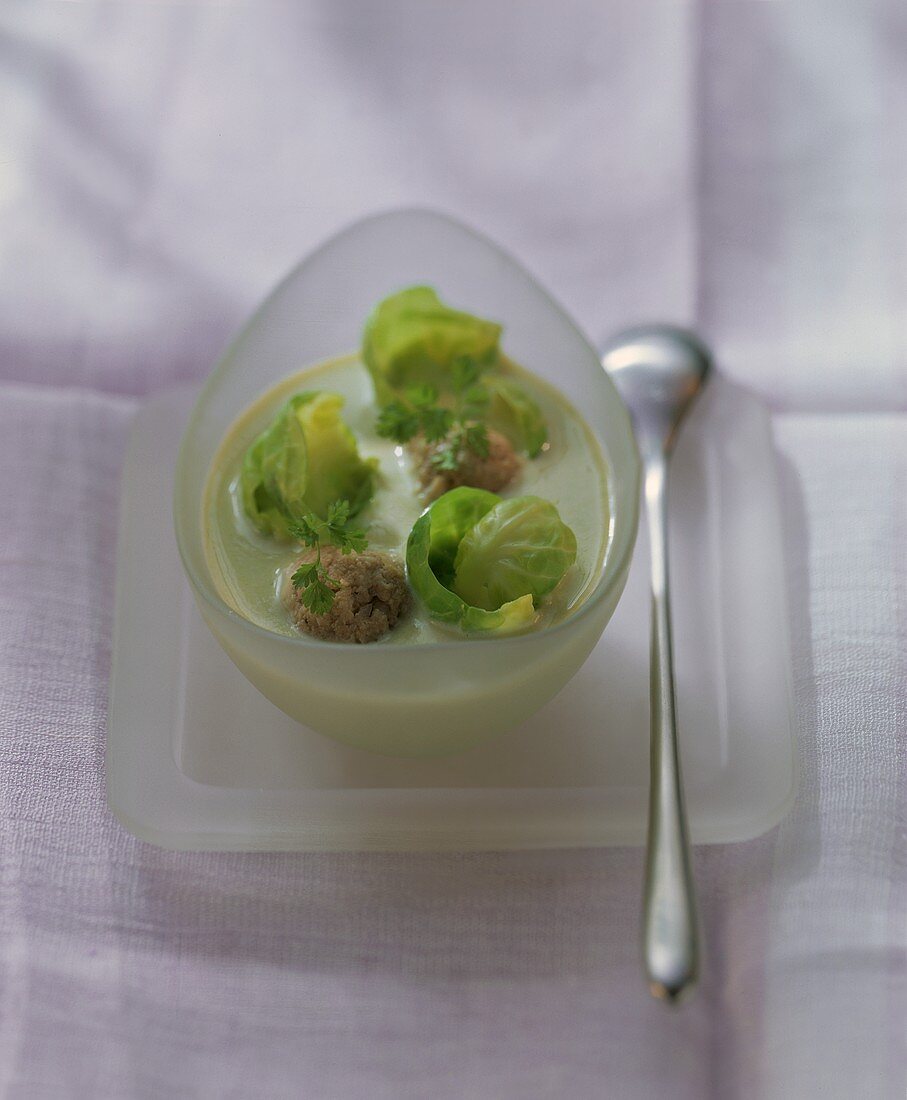 Rosenkohlcremesuppe mit Lammfleischbällchen und Kerbel