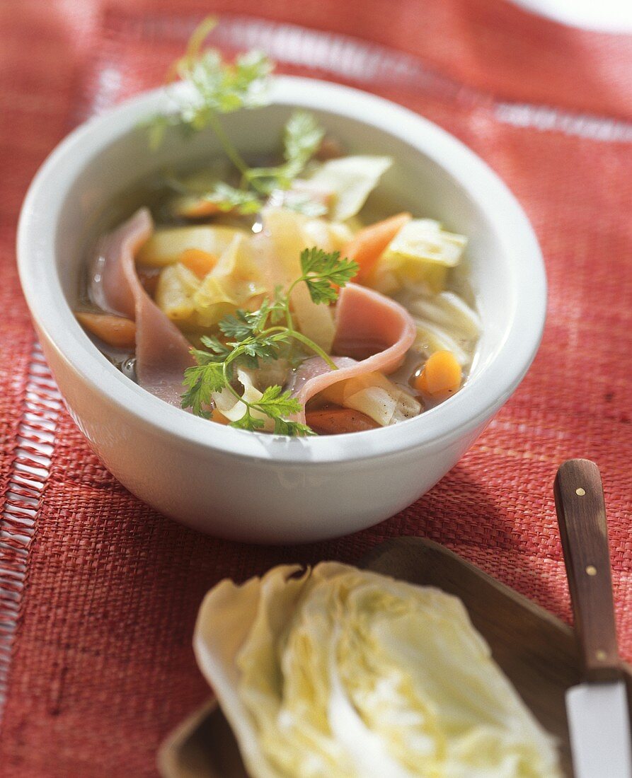 Spitzkohl-Möhren-Eintopf mit Kasseler und Kerbel