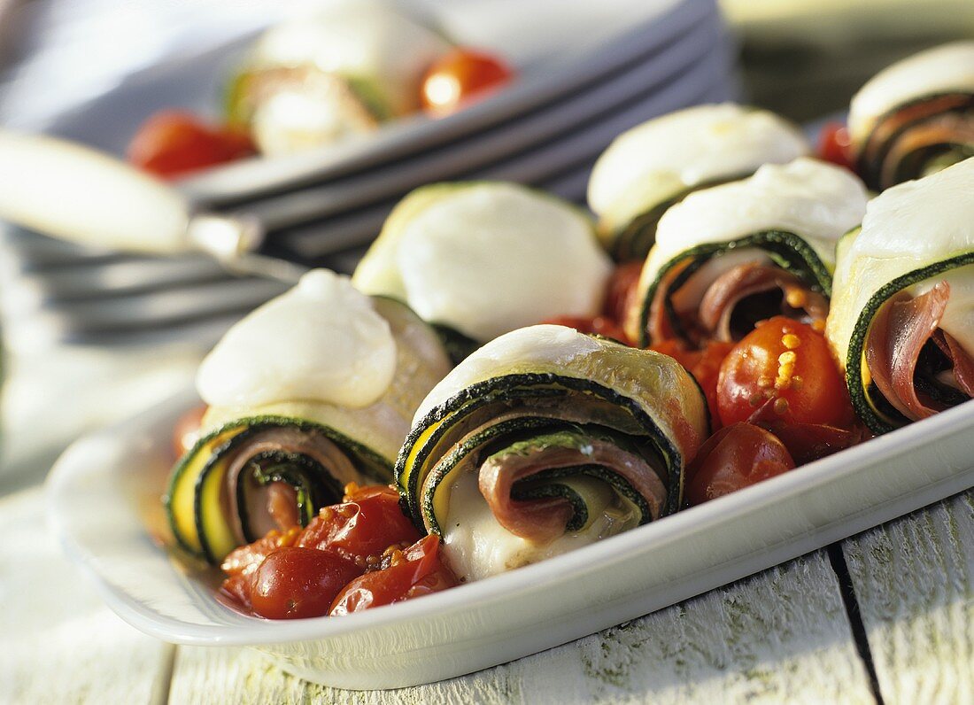 Courgette rolls with mozzarella, tomatoes and ham