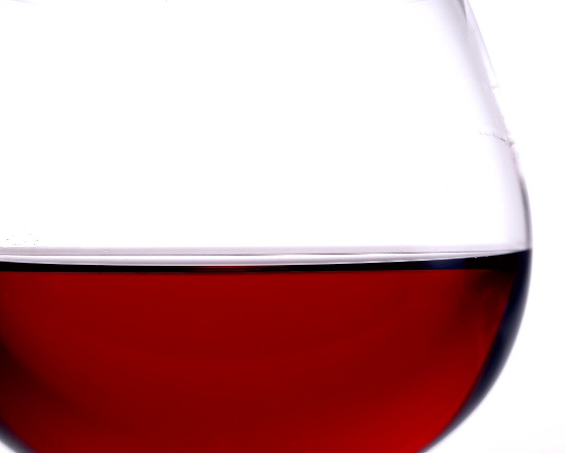 Halbvolles Rotweinglas (Close up)