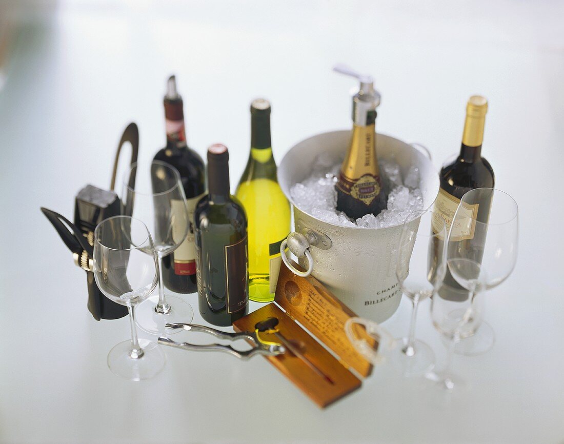 Verschiedene Weinflaschen, Weingläser und Zubehör