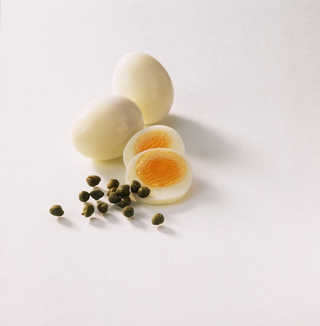 Hartgekochte Eier und mehrere Kapern
