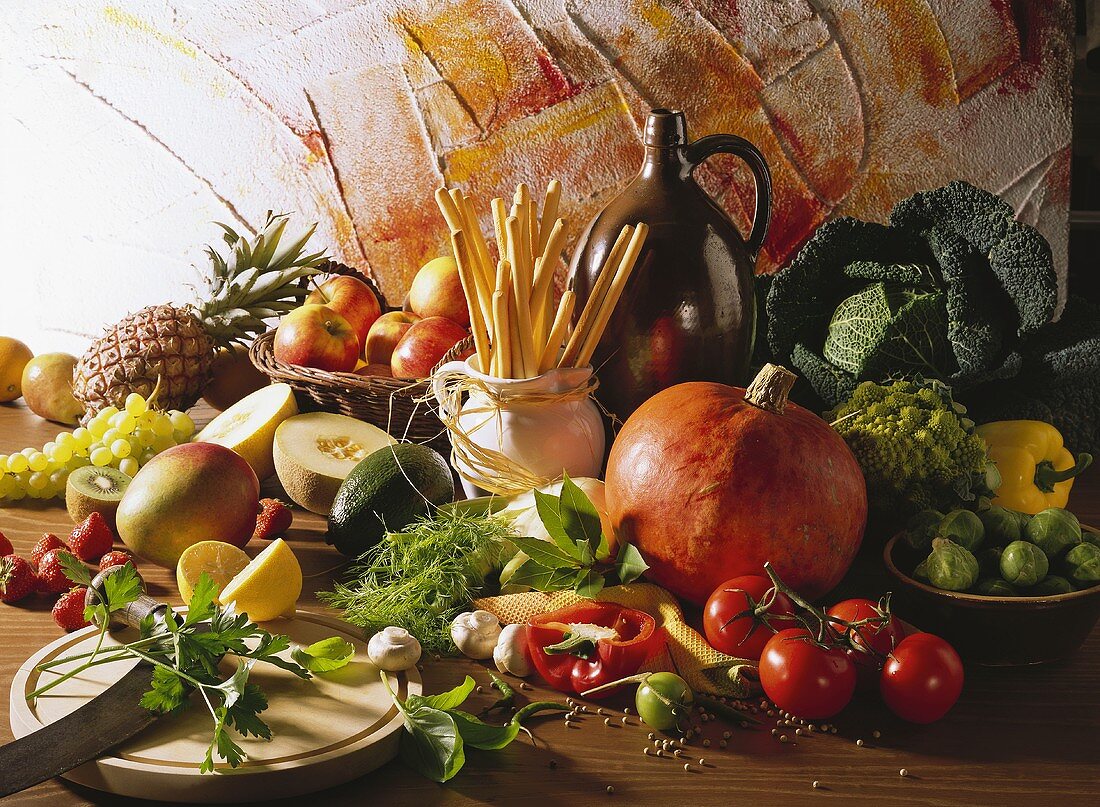 Stillleben mit verschiedenen Gemüse- und Obstsorten; Grissini