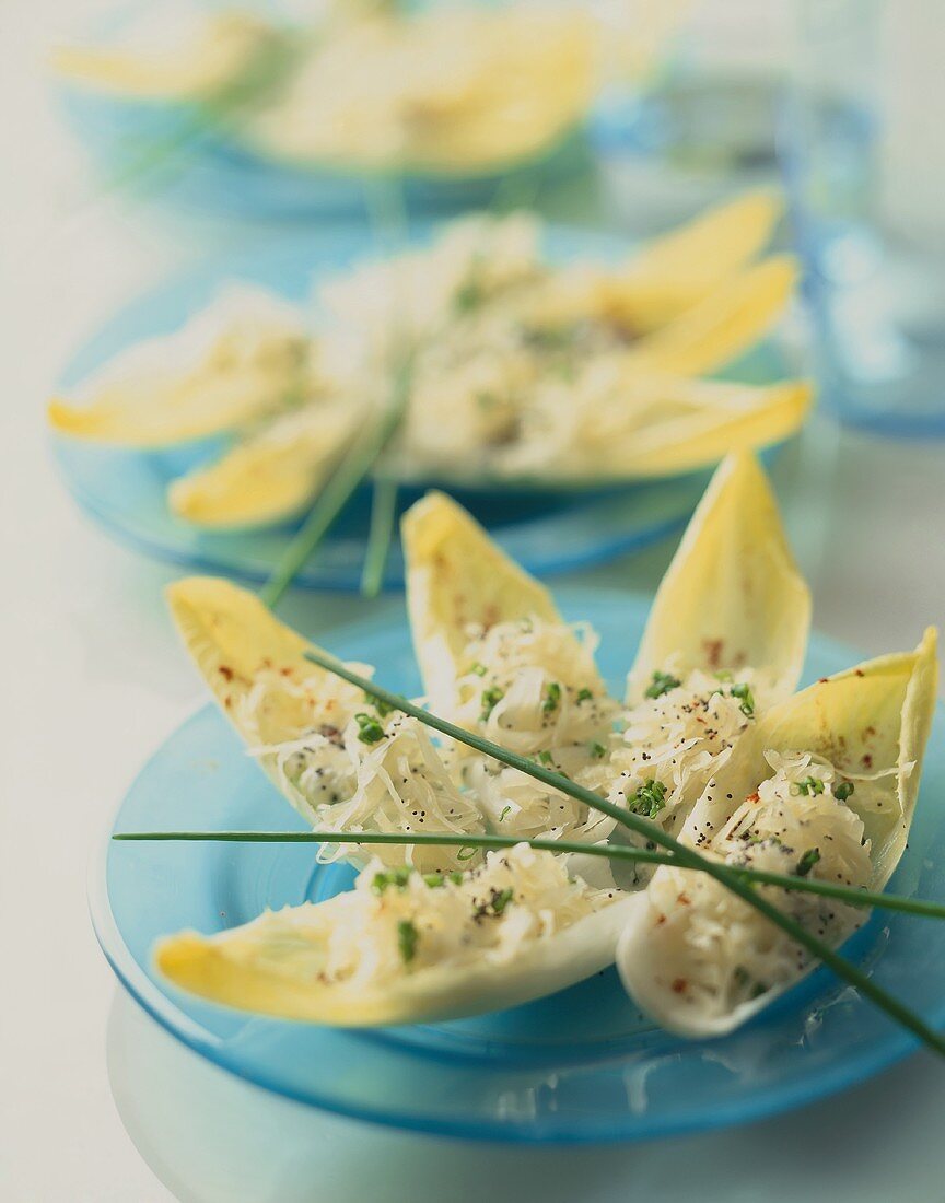 Chicorée-Sauerkraut-Salat mit Schnittlauch