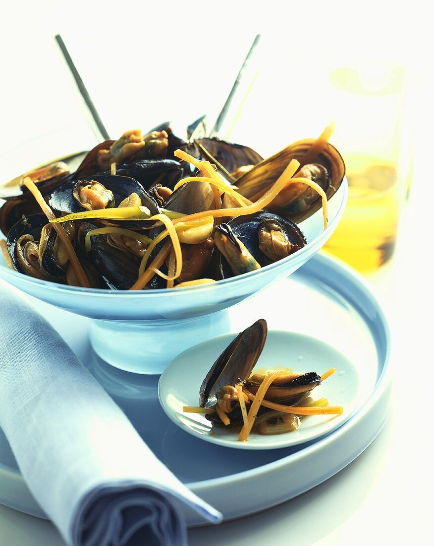 Mussels in white wine sauce with vegetable strips