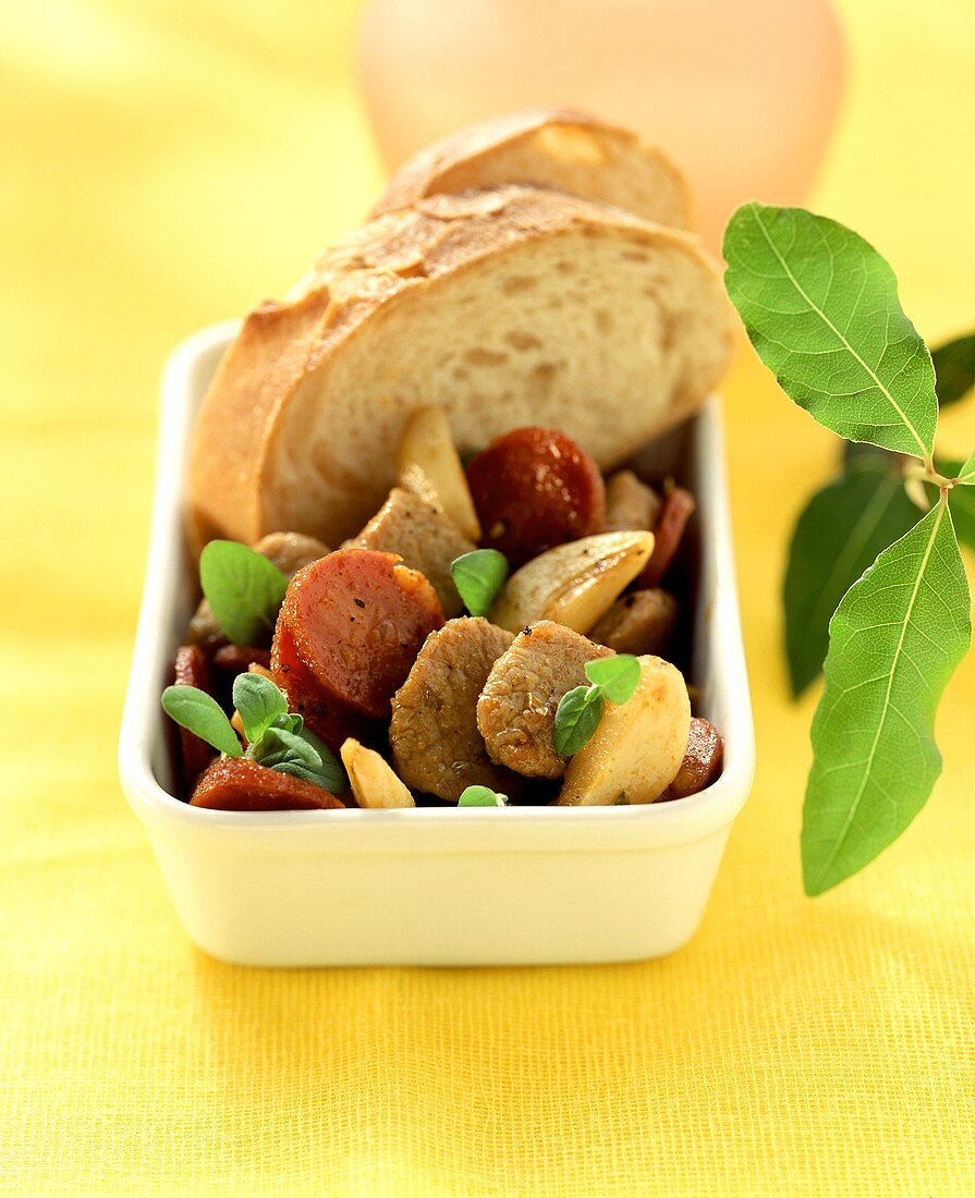 Filet mit Chorizo und Weißbrot in rechteckigem Schälchen