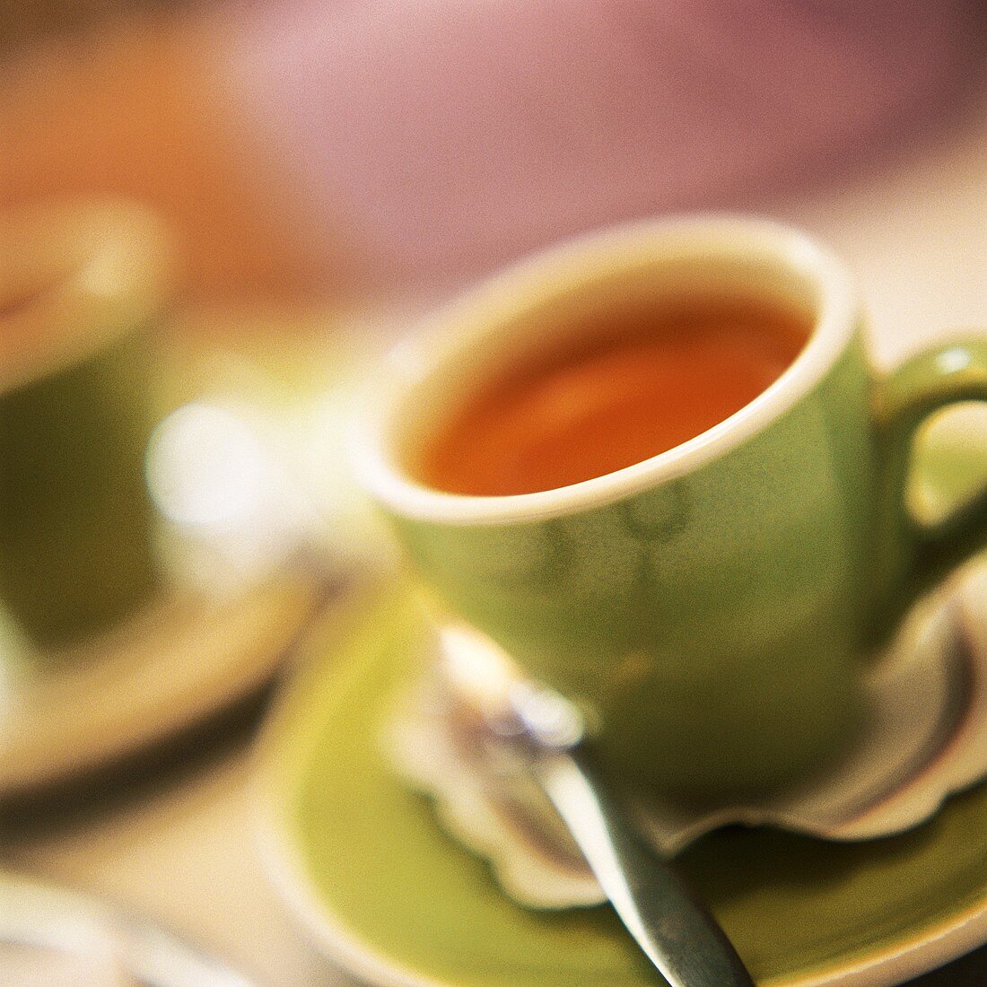 Espresso in hellgrünen Tassen auf Tisch