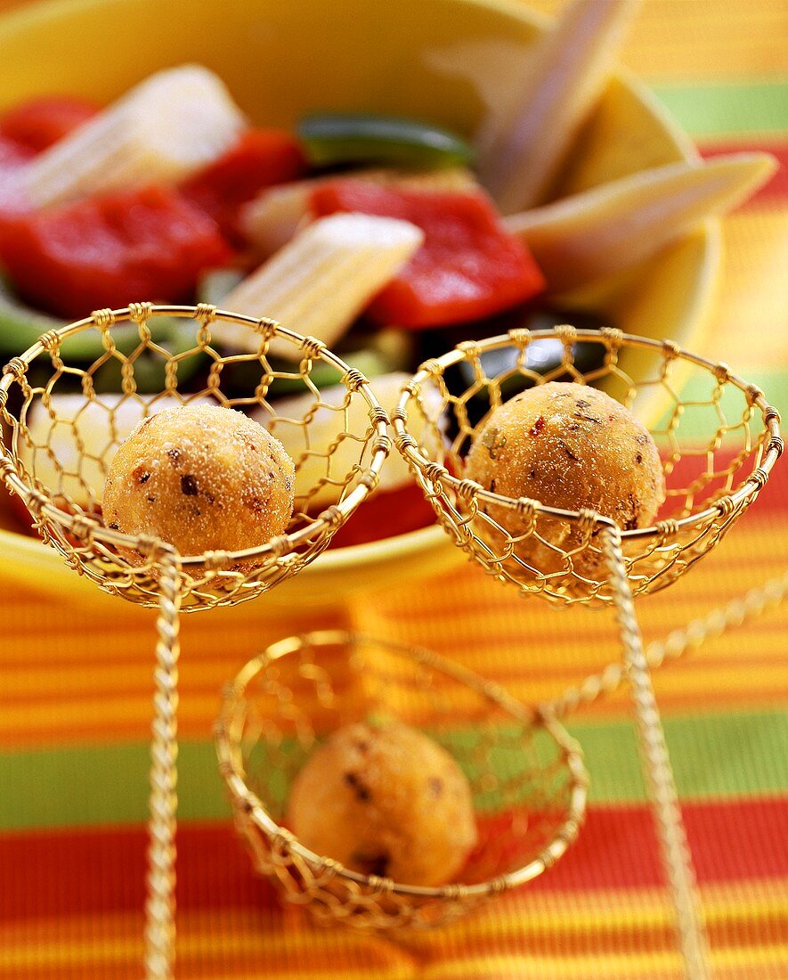 Tex-Mex-Fondue mit Polentaklösschen und Gemüse