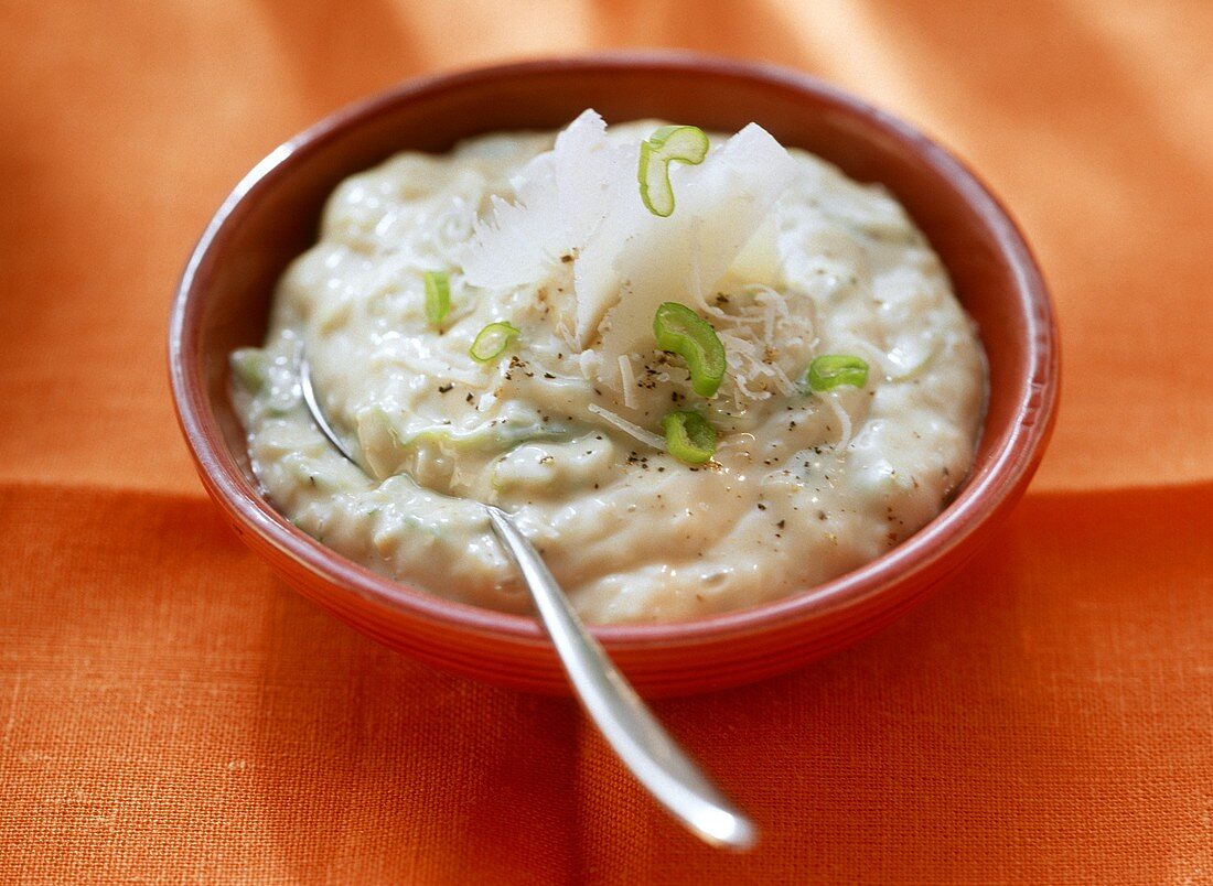 Parmesan-Mayonnaise mit Frühlingszwiebeln im Schälchen