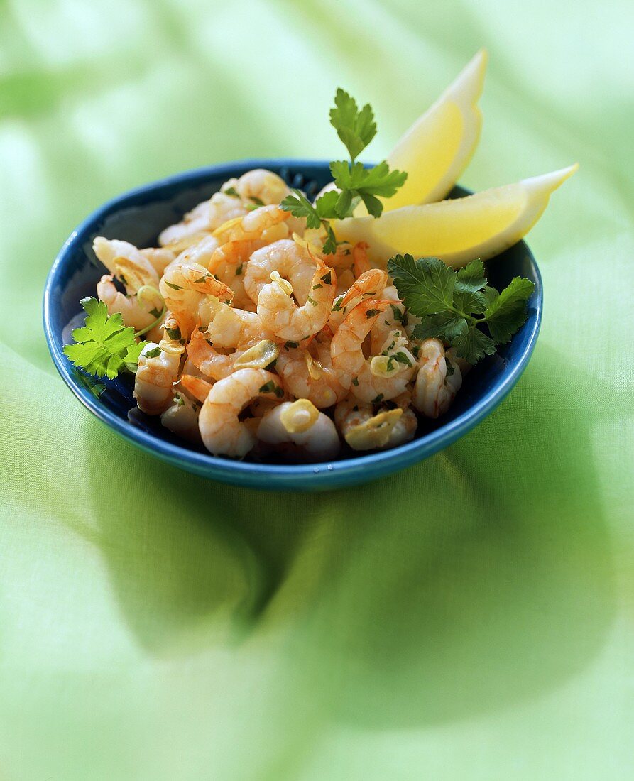 Garnelen mit Knoblauch, Petersilie und Zitronenschnitzen