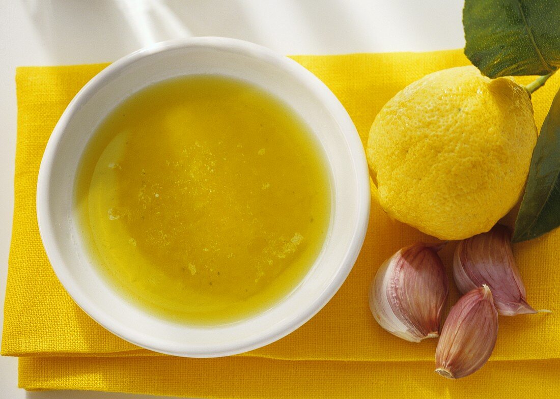 Kanarische Knoblauchsauce (Mojo de ajo) im Schälchen; Zitrone