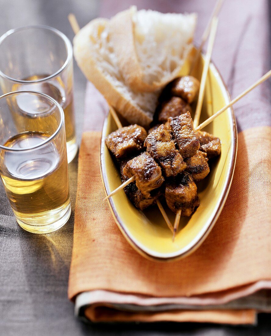 Moorish meat kebabs with white bread and sherry