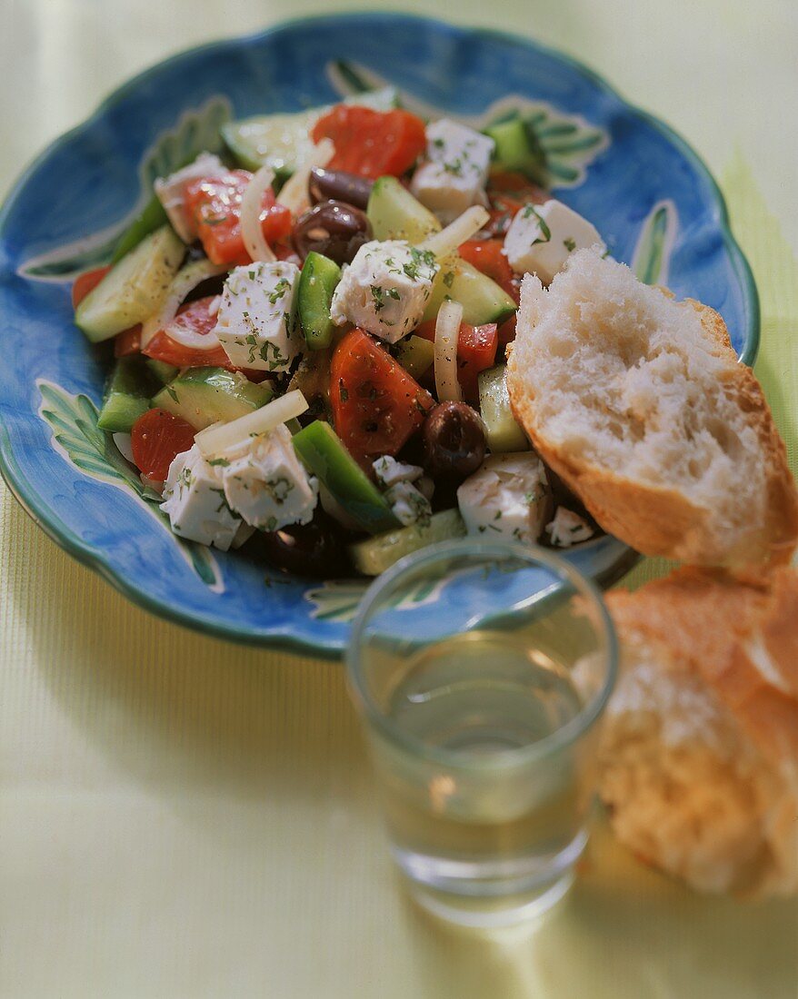 Griechischer Bauernsalat mit Weißbrot und Weißwein