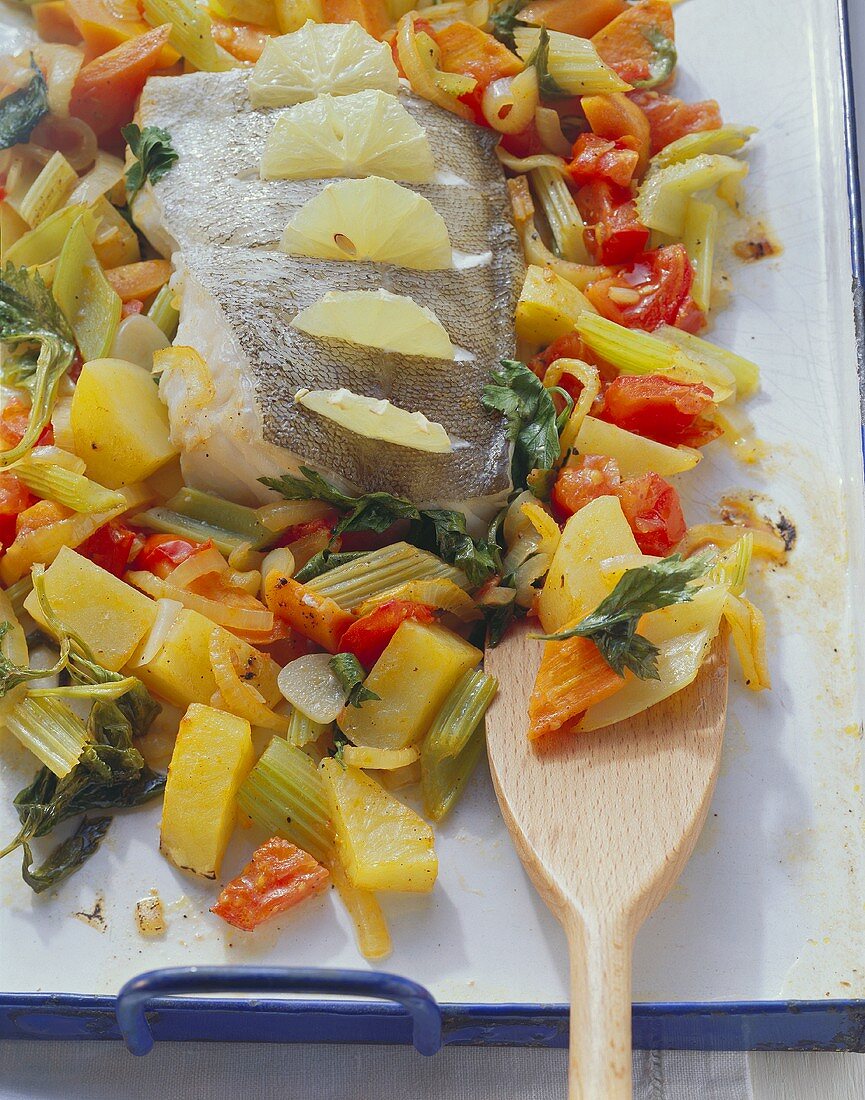 Fisch aus dem Ofen mit Zitronen und buntem Gemüse