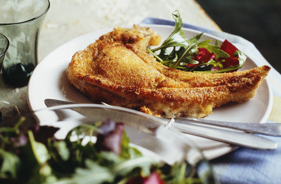 Breaded stuffed veal cutlet with rocket salad