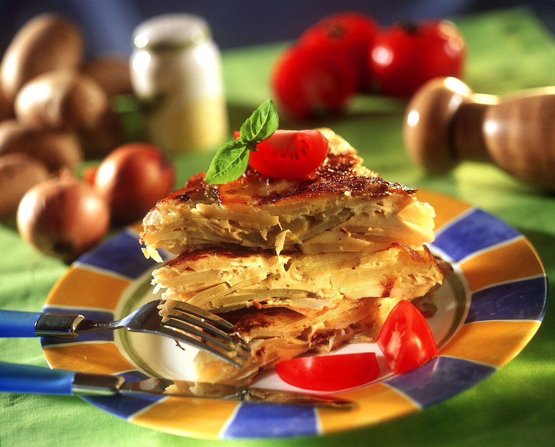 Kartoffeltortilla mit Tomaten und Basilikum