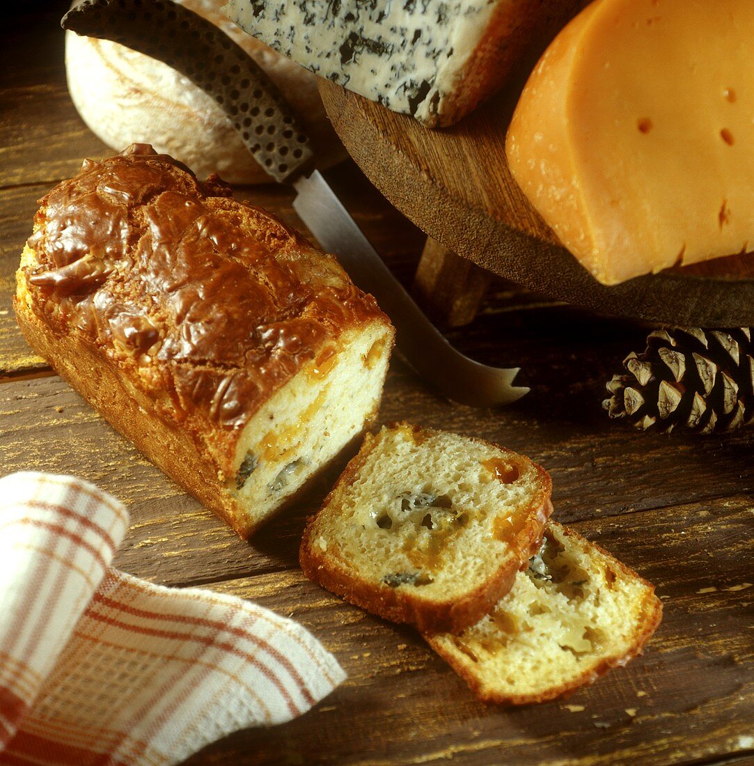 Savoury three-cheese loaf, pieces cut
