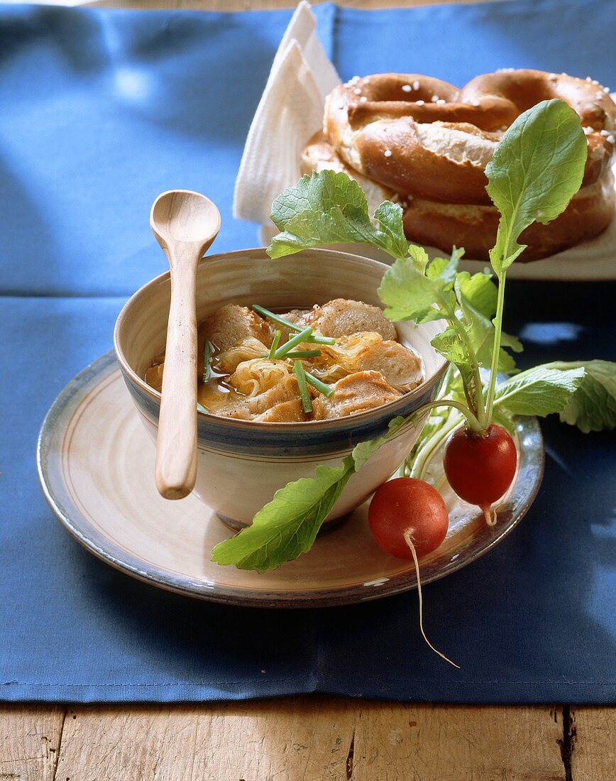 Münchener Brezensuppe mit Zwiebeln und Radieschen