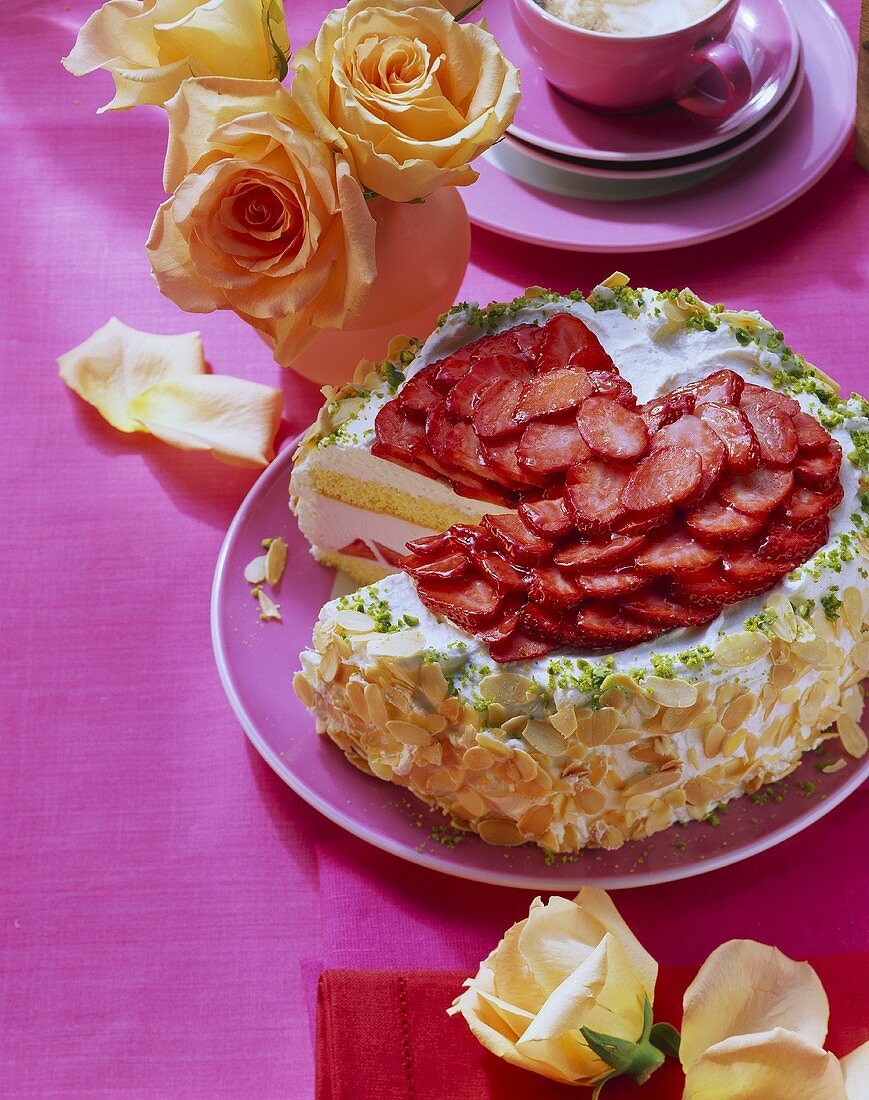 Panna-Cotta-Torte mit Erdbeeren und Mandelrand; Rosen