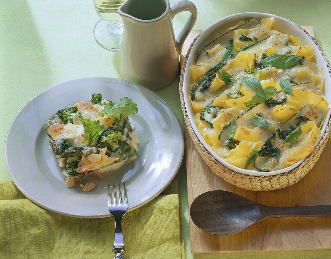 Zucchini-Nudel-Auflauf; Gemüse-Auflauf mit Schinken