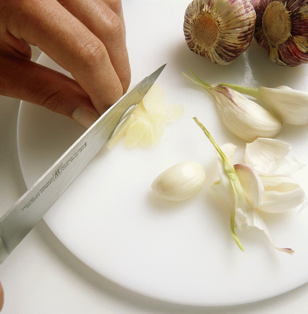 Slicing garlic