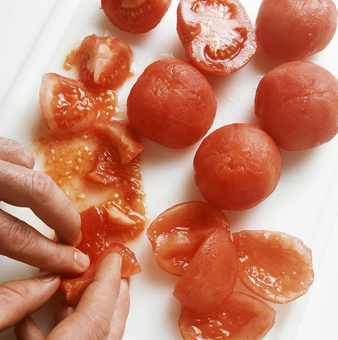 Gekochte Tomaten zerteilen