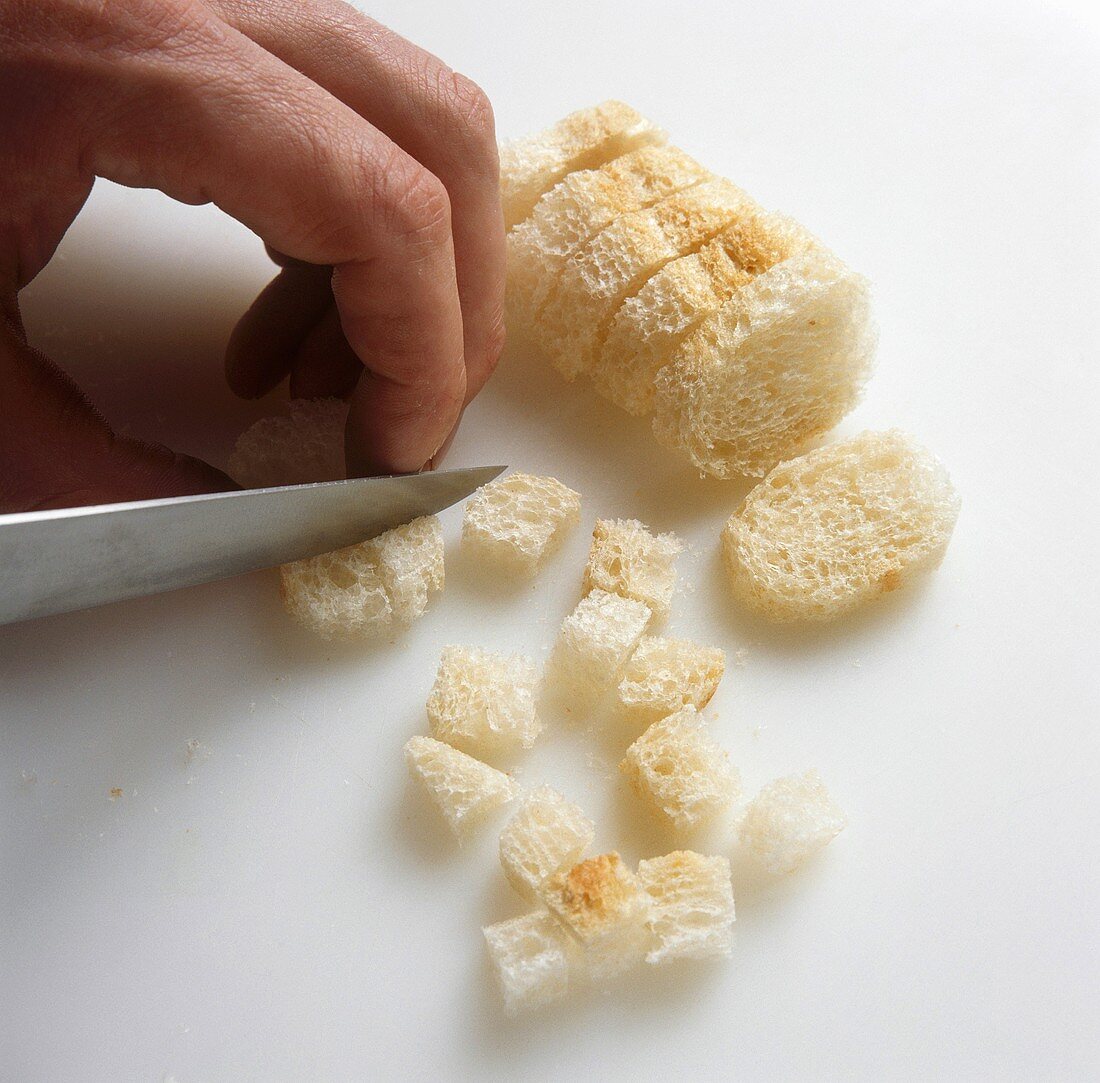 Brotwürfel für Croûtons schneiden