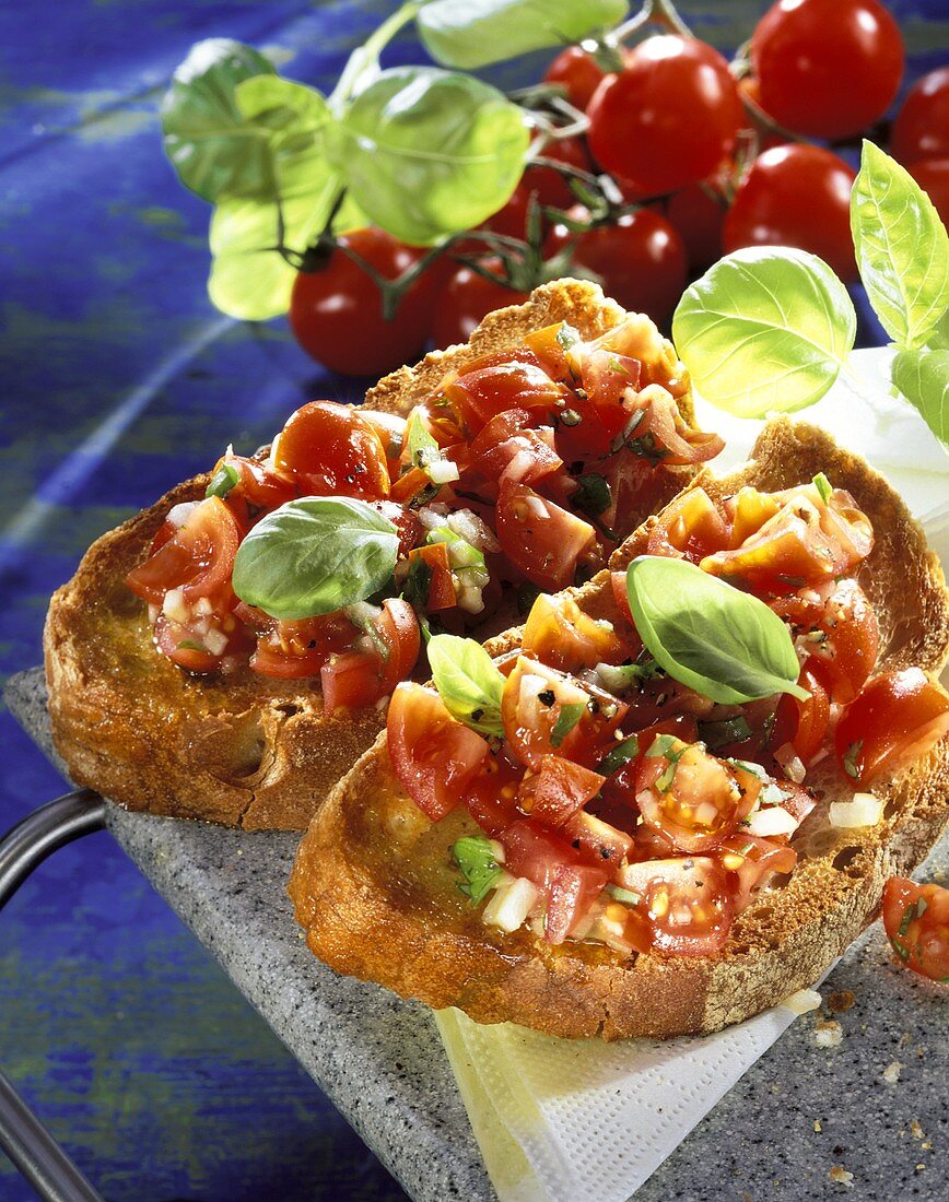 Bruschetta all'ischitana (Röstbrote mit Kirschtomaten)