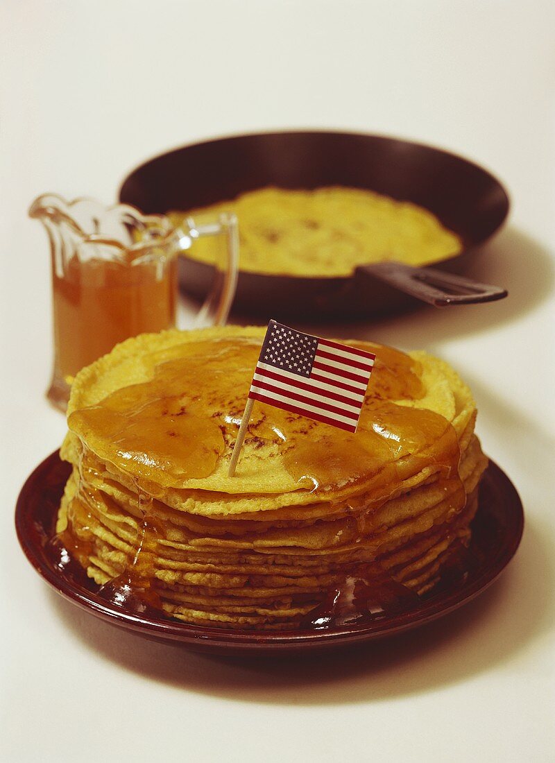 Pancakes mit Ahornsirup; Deko: USA-Fähnchen